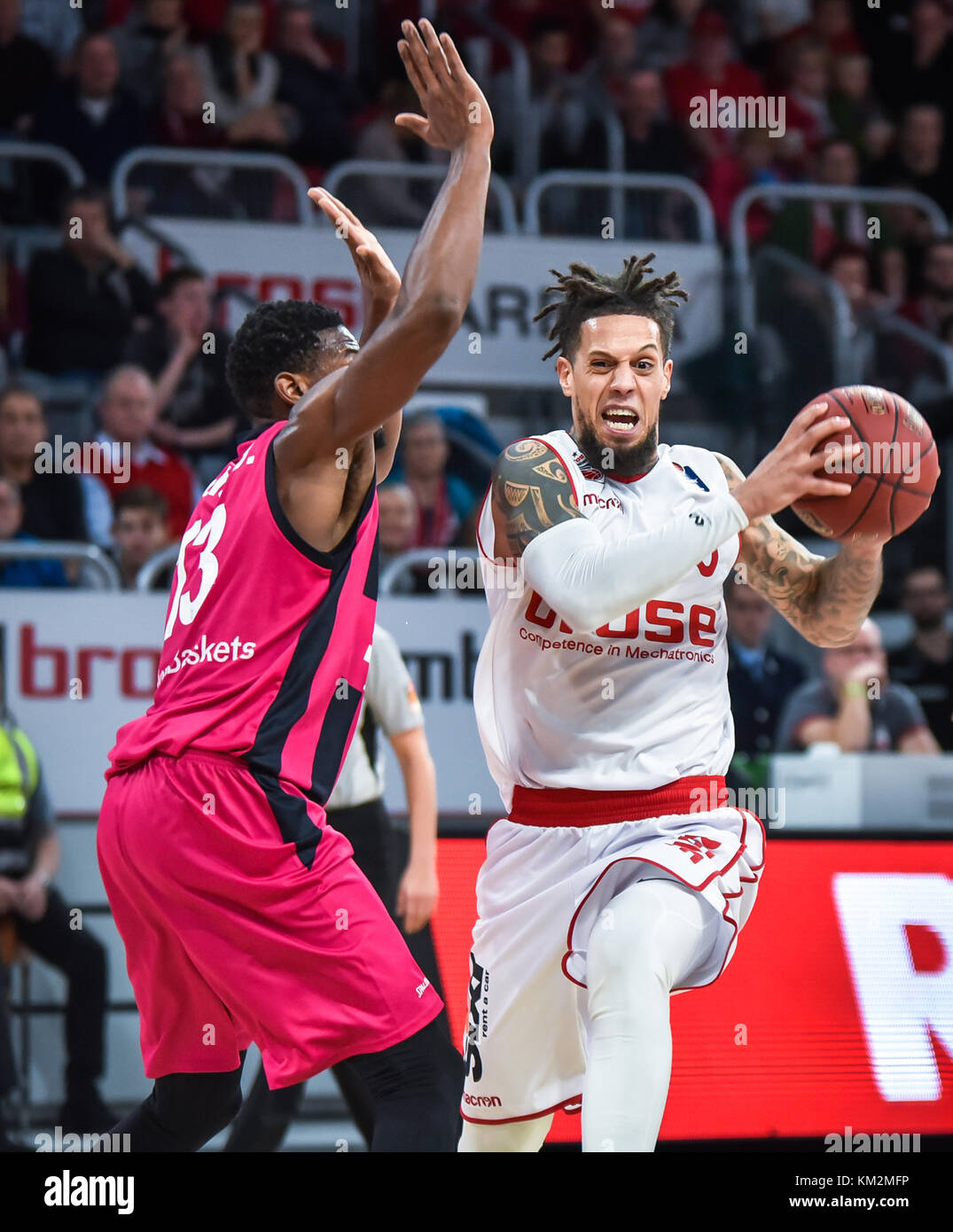 Germania, bamberg, brose arena, 03 dicembre 2017 - (da l-r): yorman polas bartolo (cestini di Telekom bonn, #13) il tentativo di difendere daniel hackett (brose bamberg, #0) guidare al cestello. brose bamberg vince 83:65 su cestelli telekom bonn ©ryan evans/ alamy live news Foto Stock