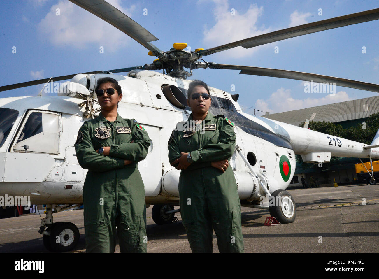 Dacca in Bangladesh. 4 dicembre, 2017. Volo Tamanna tenente-E-Lutfy (sinistra) e volo tenente Haque Nayma si pone per foto a Dhaka cantonment a Dhaka, nel Bangladesh, il 4 dicembre 2017. In Bangladesh la prima donna in assoluto che abbia mai piloti militari hanno aderito alla missione di mantenimento della pace delle Nazioni Unite in Congo, il ministero della difesa ha detto oggi.In un comunicato stampa dell'Inter Servizi di pubbliche relazioni, ha dichiarato la distribuzione di volo tenente Nayma Haque e volo tenente Tamanna-E-Lutfy. Credito: Mamunur Rashid/Alamy Live News Foto Stock