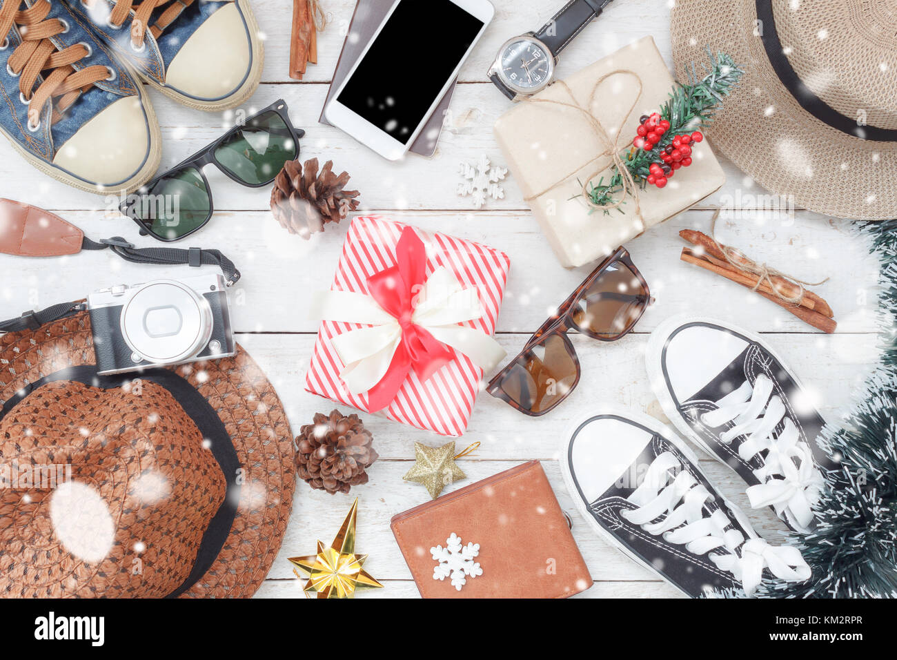 Piano immagine laici gli elementi di decorazione e ornamenti per buon Natale e felice anno nuovo concetto di sfondo.La differenza è un accessorio indispensabile sul bianco woo Foto Stock