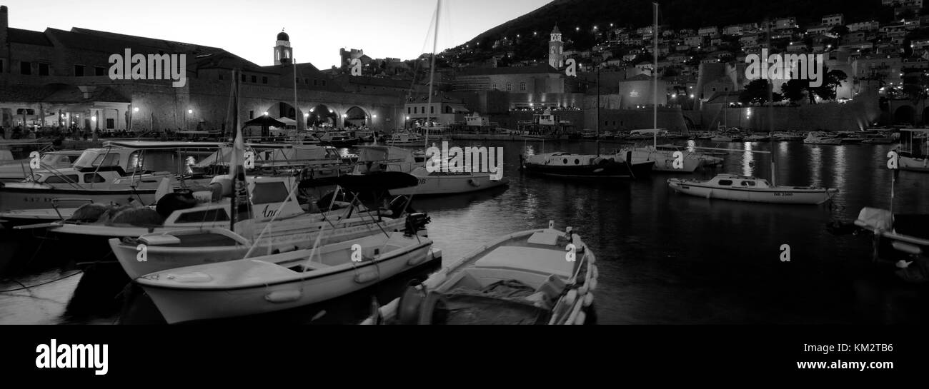 Le barche nel porto vecchio di Dubrovnik durante la notte, Dubrovnik-Neretva County, costa dalmata, Mare Adriatico, Croazia, Balcani, Europa, patrimonio mondiale dell UNESCO Foto Stock