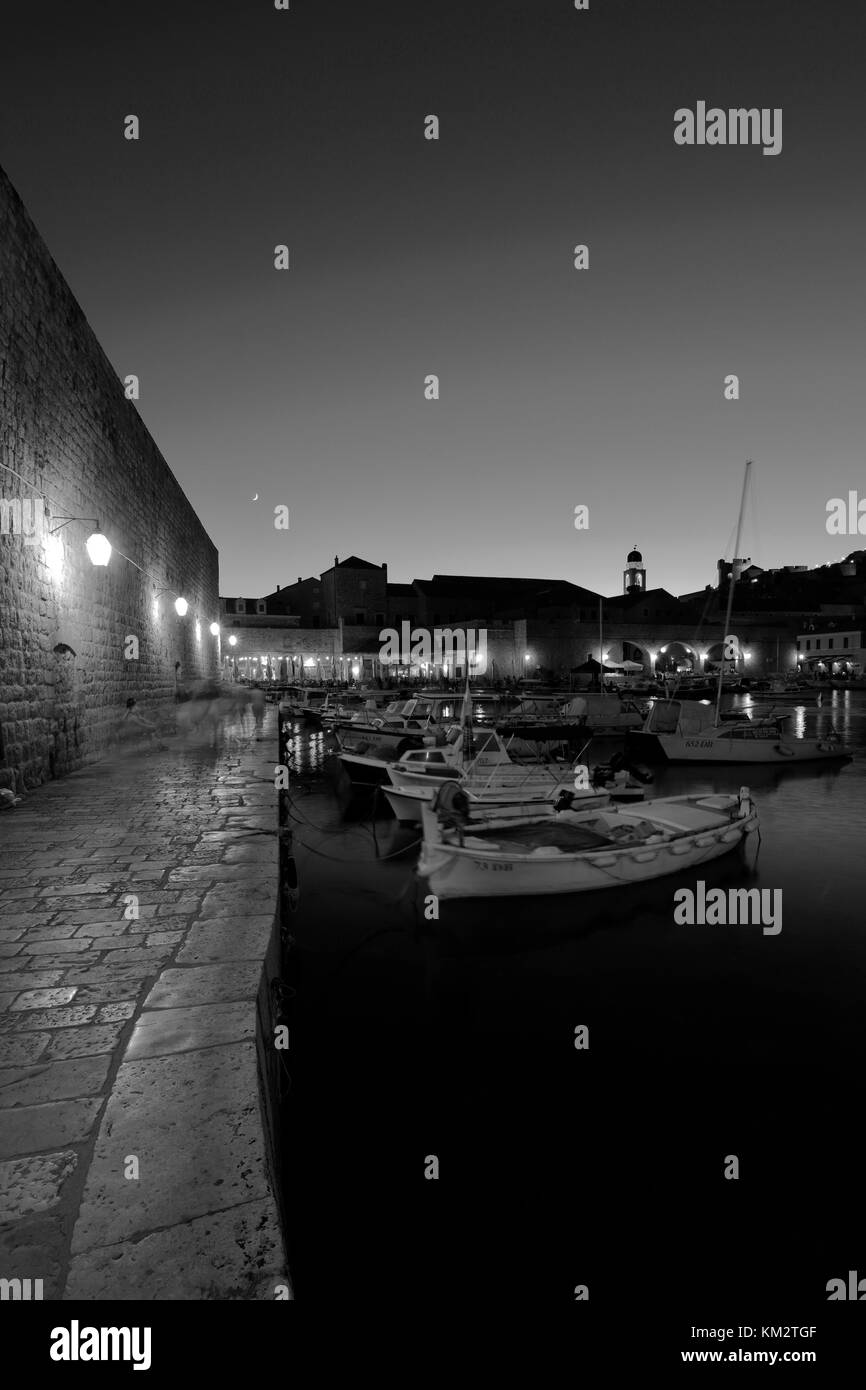 Le barche nel porto vecchio di Dubrovnik durante la notte, Dubrovnik-Neretva County, costa dalmata, Mare Adriatico, Croazia, Balcani, Europa, patrimonio mondiale dell UNESCO Foto Stock