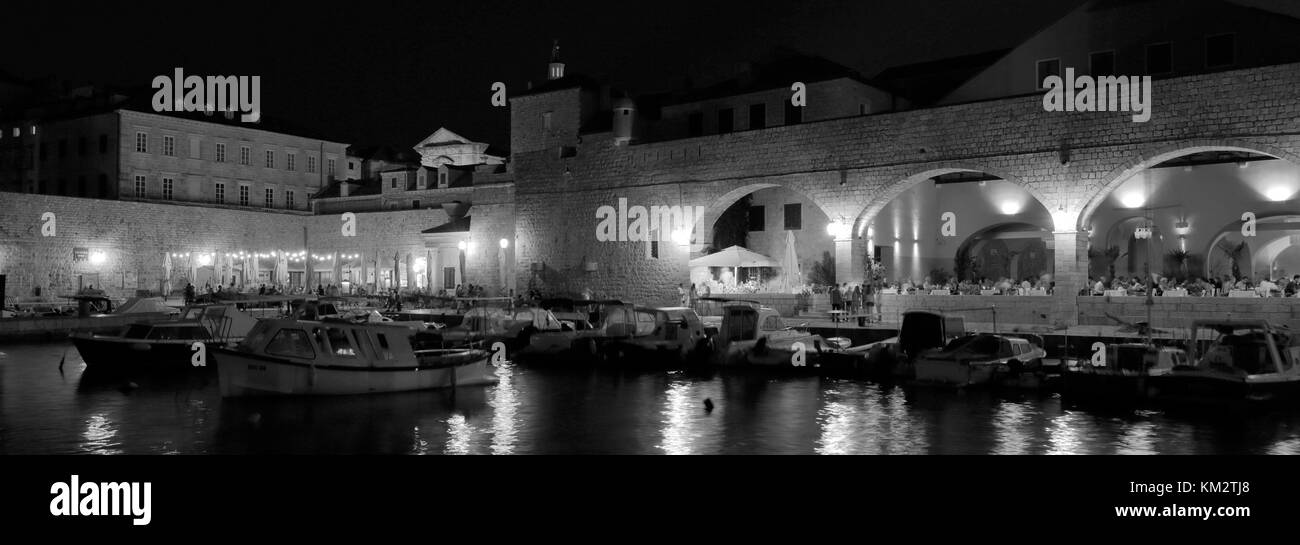 Le barche nel porto vecchio di Dubrovnik durante la notte, Dubrovnik-Neretva County, costa dalmata, Mare Adriatico, Croazia, Balcani, Europa, patrimonio mondiale dell UNESCO Foto Stock