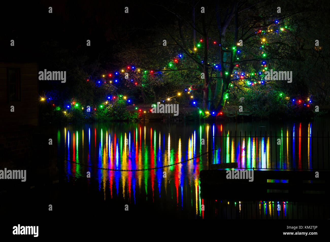 Le luci di Natale sull isola di nafferton mero riflesso nell'acqua vicino driffield in east yorkshire Foto Stock