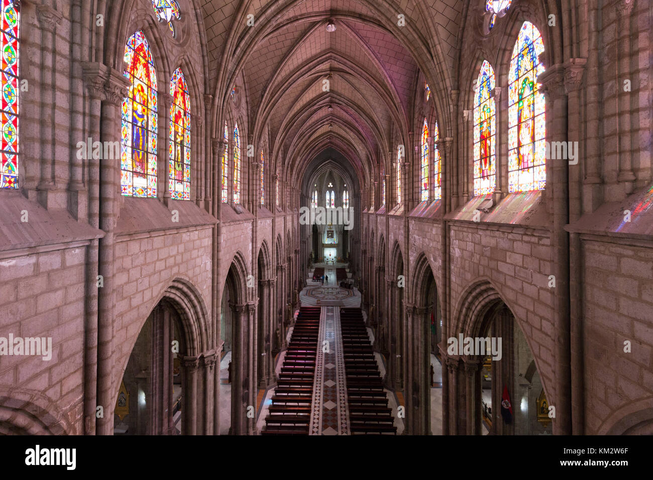 Quito, Ecuador - Basilica del Voto Nacional ( Basilica del Voto Nazionale ), vista interna, con finestre di vetro macchiate, Quito, Ecuador, Sud Americ Foto Stock