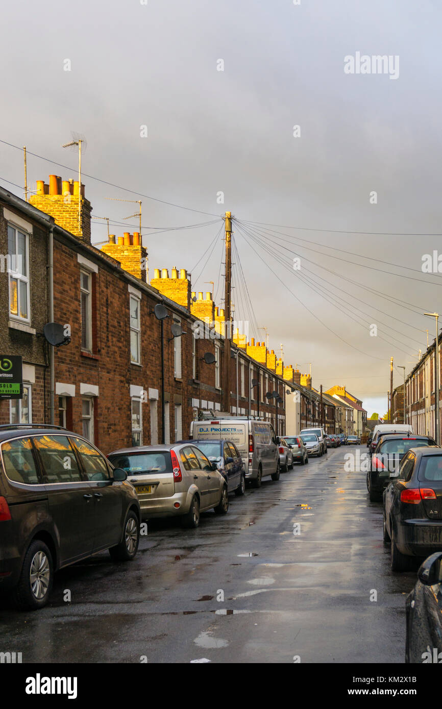 Il parcheggio auto in una strada di case a schiera, King's Lynn. Foto Stock