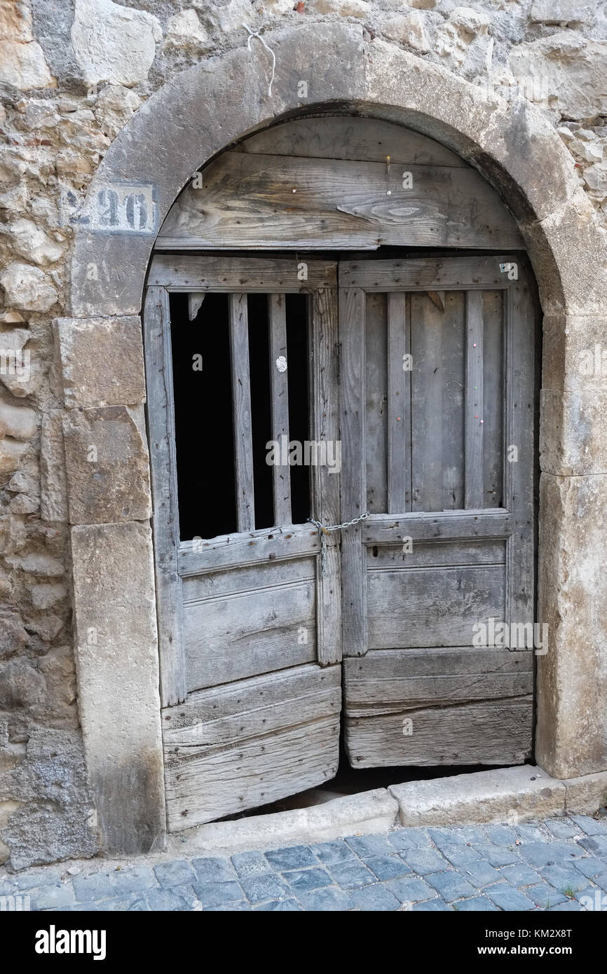 Tipica porta in legno. L'estate. Tagliacozzo AQ è parte del cammino dei Briganti trekking, la Passeggiata di briganti. L'Italia. Foto Stock