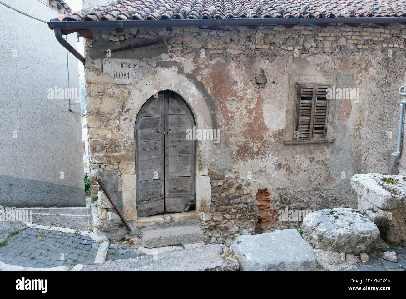 Tipica porta in legno. L'estate. Tagliacozzo AQ è parte del cammino dei Briganti trekking, la Passeggiata di briganti. L'Italia. Foto Stock