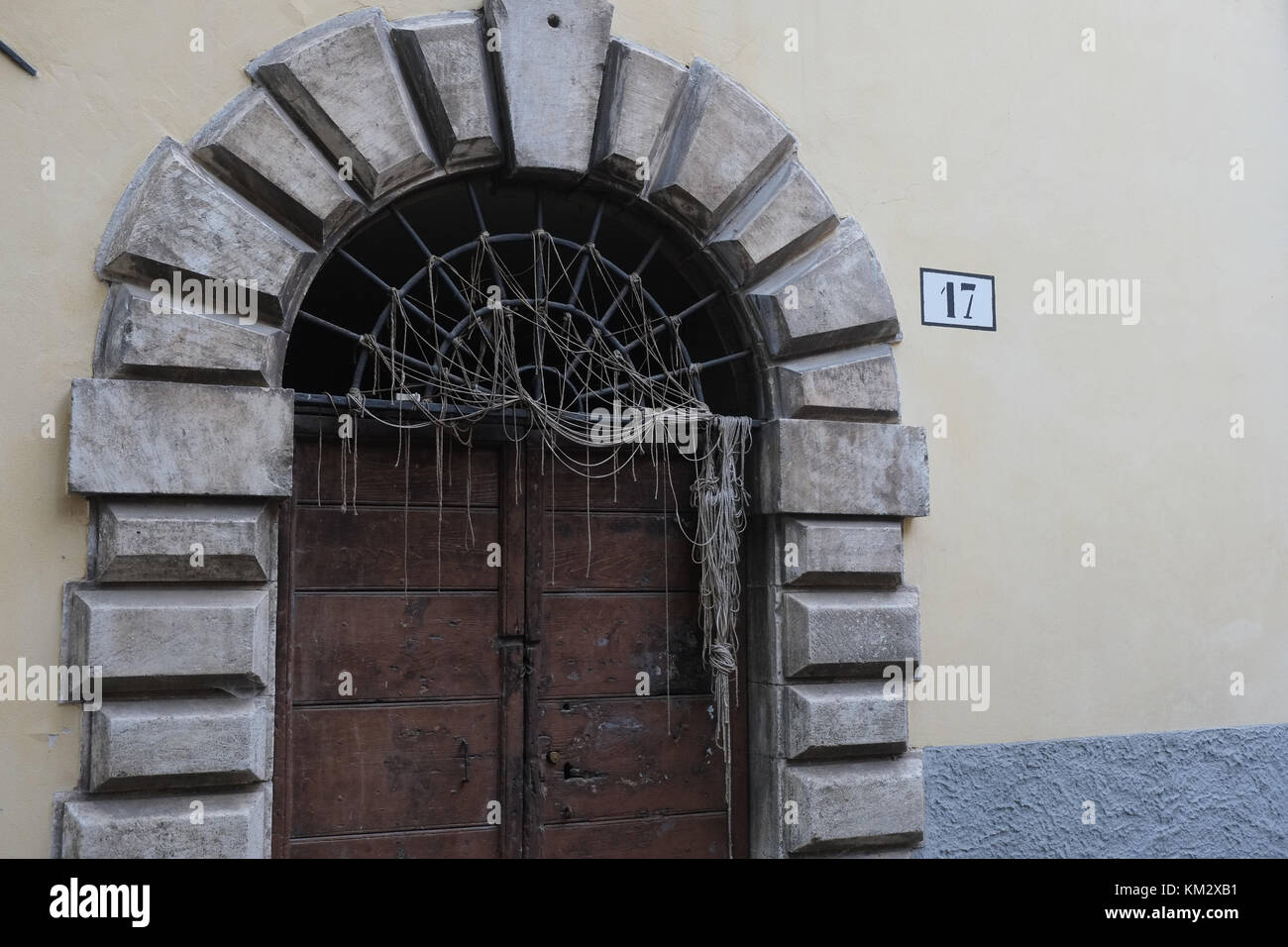 Tipica porta in legno. L'estate. Tagliacozzo AQ è parte del cammino dei Briganti trekking, la Passeggiata di briganti. L'Italia. Foto Stock