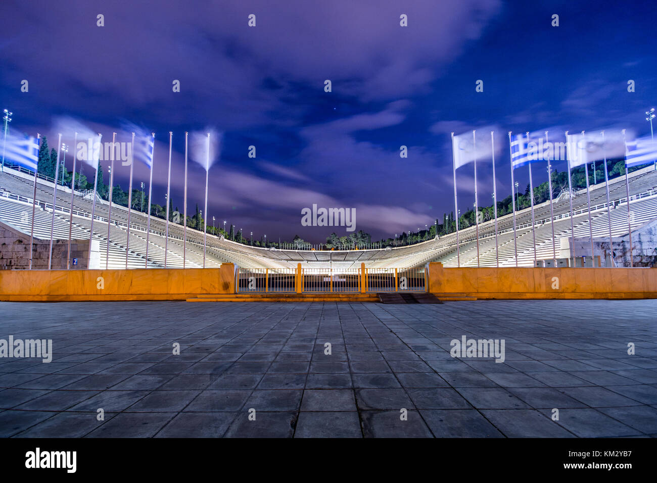 Stadio Panateneico ad Atene di notte, Grecia (ospitato i primi giochi olimpici moderni nel 1896), noto anche come kalimarmaro. Foto Stock