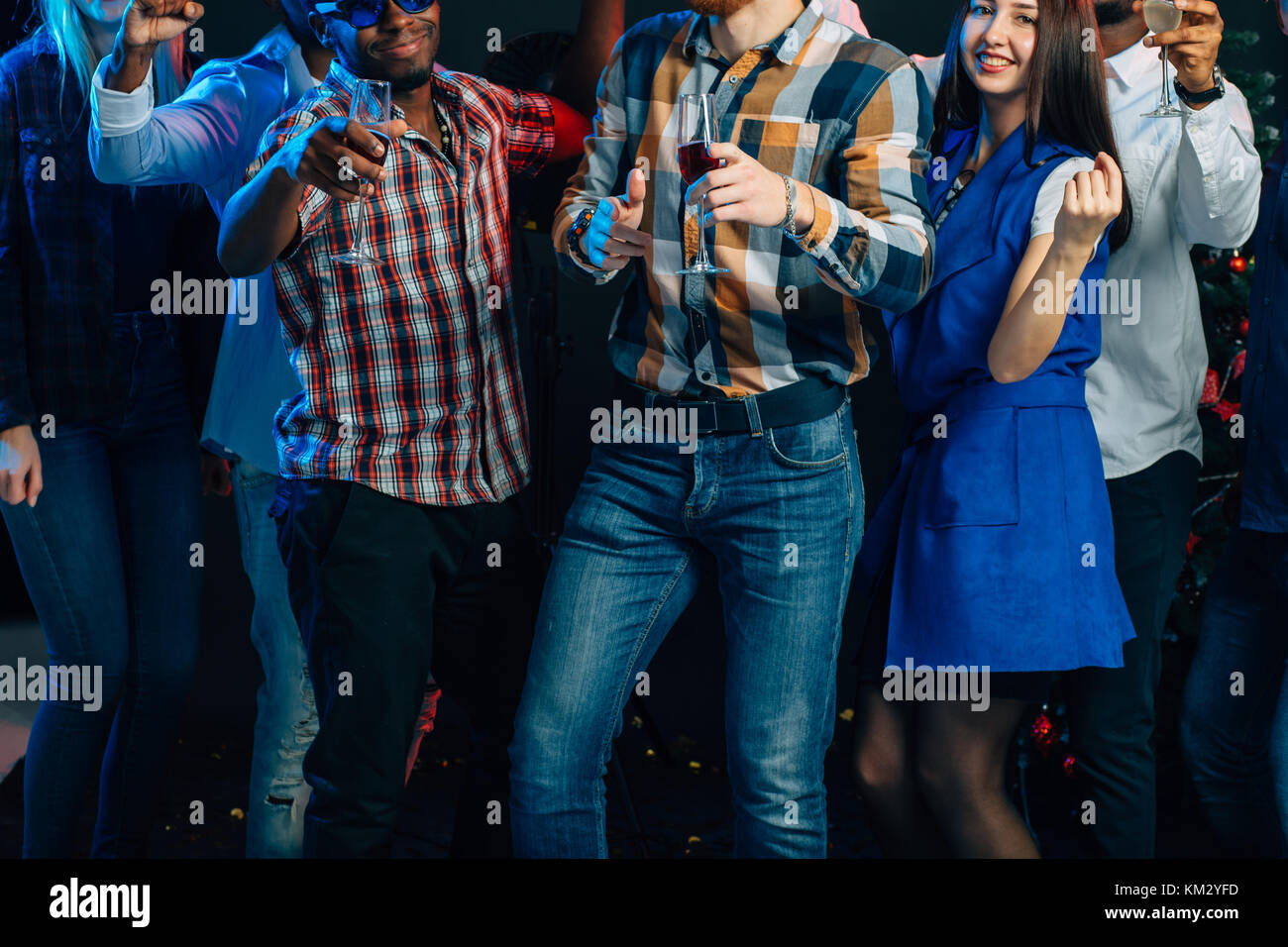 Per celebrare il nuovo anno insieme. gruppo di giovane e bella gente in cappelli di Babbo Natale Foto Stock
