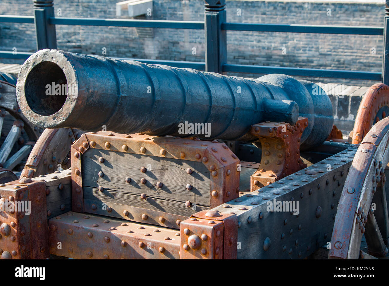 Una formazione di ruggine, antichi cinesi carrello cannon ha difeso il grande pingyao parete. Foto Stock