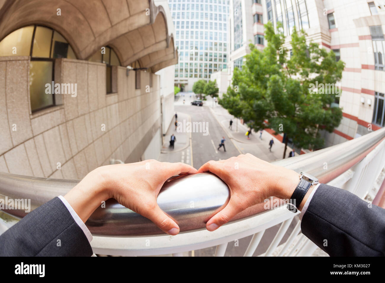 Punto di vista personale lasso di tempo di un imprenditore caucasico appoggiandosi con le mani sulle ringhiere Foto Stock