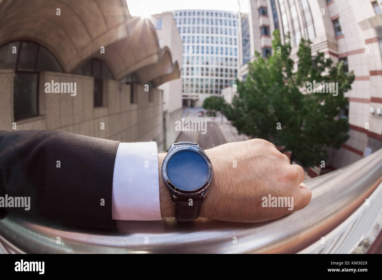 Punto di vista personale di un uomo come rispondere a una chiamata su un smartwatch Foto Stock