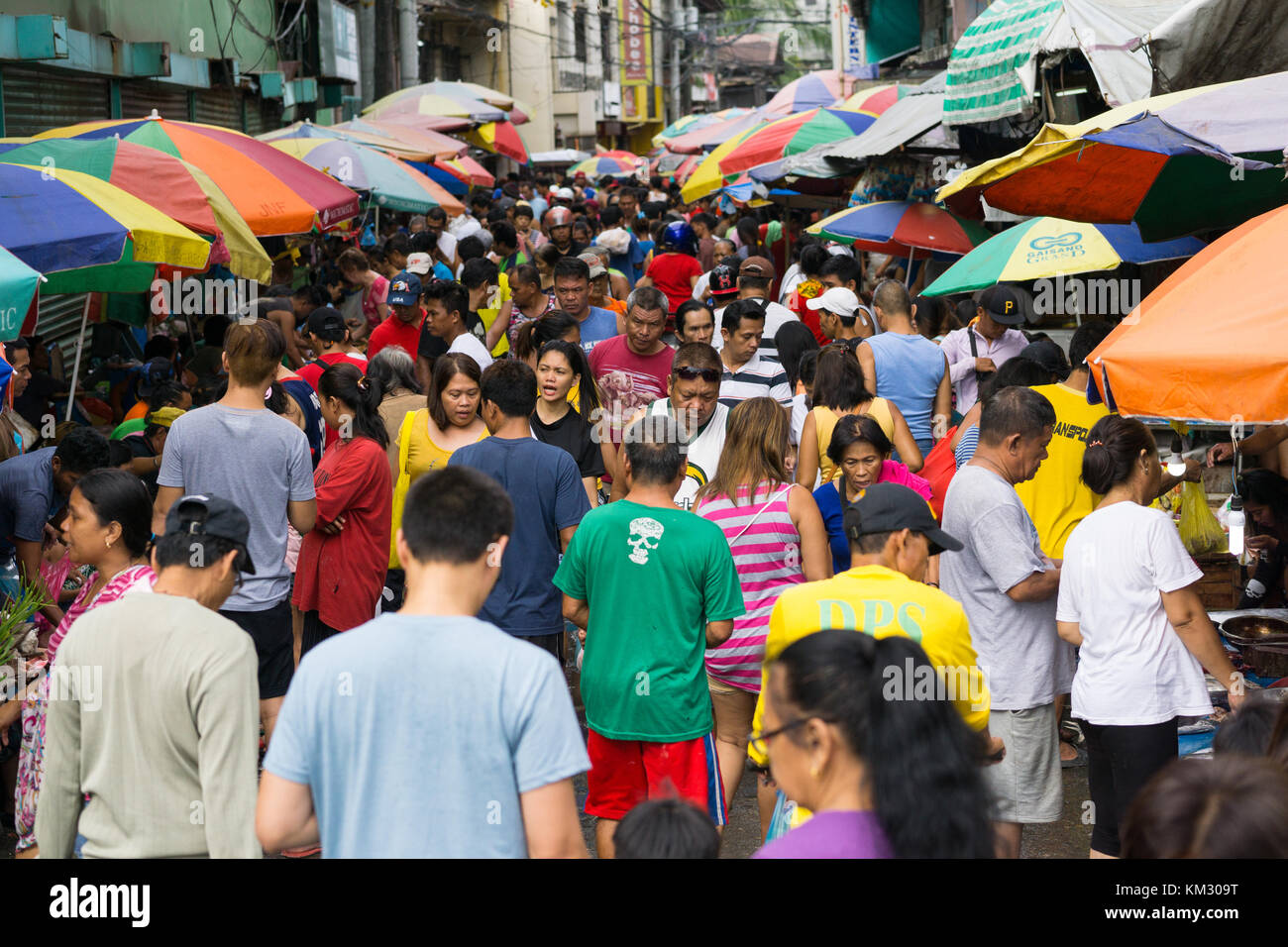 Una folla di gente che lo shopping entro il mercato del carbonio,Cebu City, Filippine Foto Stock