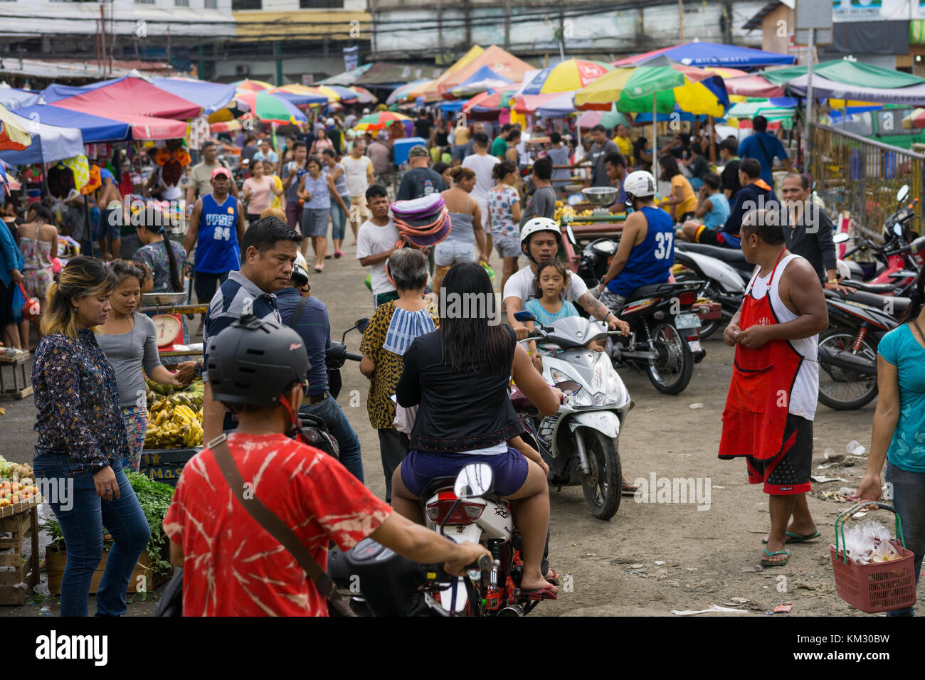 Una folla di gente che lo shopping entro il mercato del carbonio,Cebu City, Filippine Foto Stock