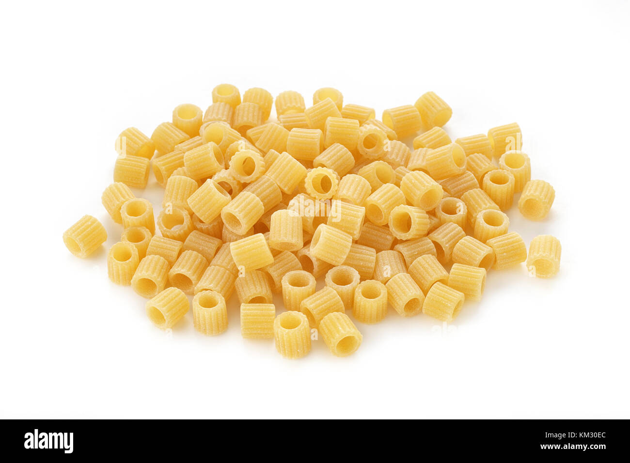 Ditalini pasta su sfondo bianco Foto stock - Alamy