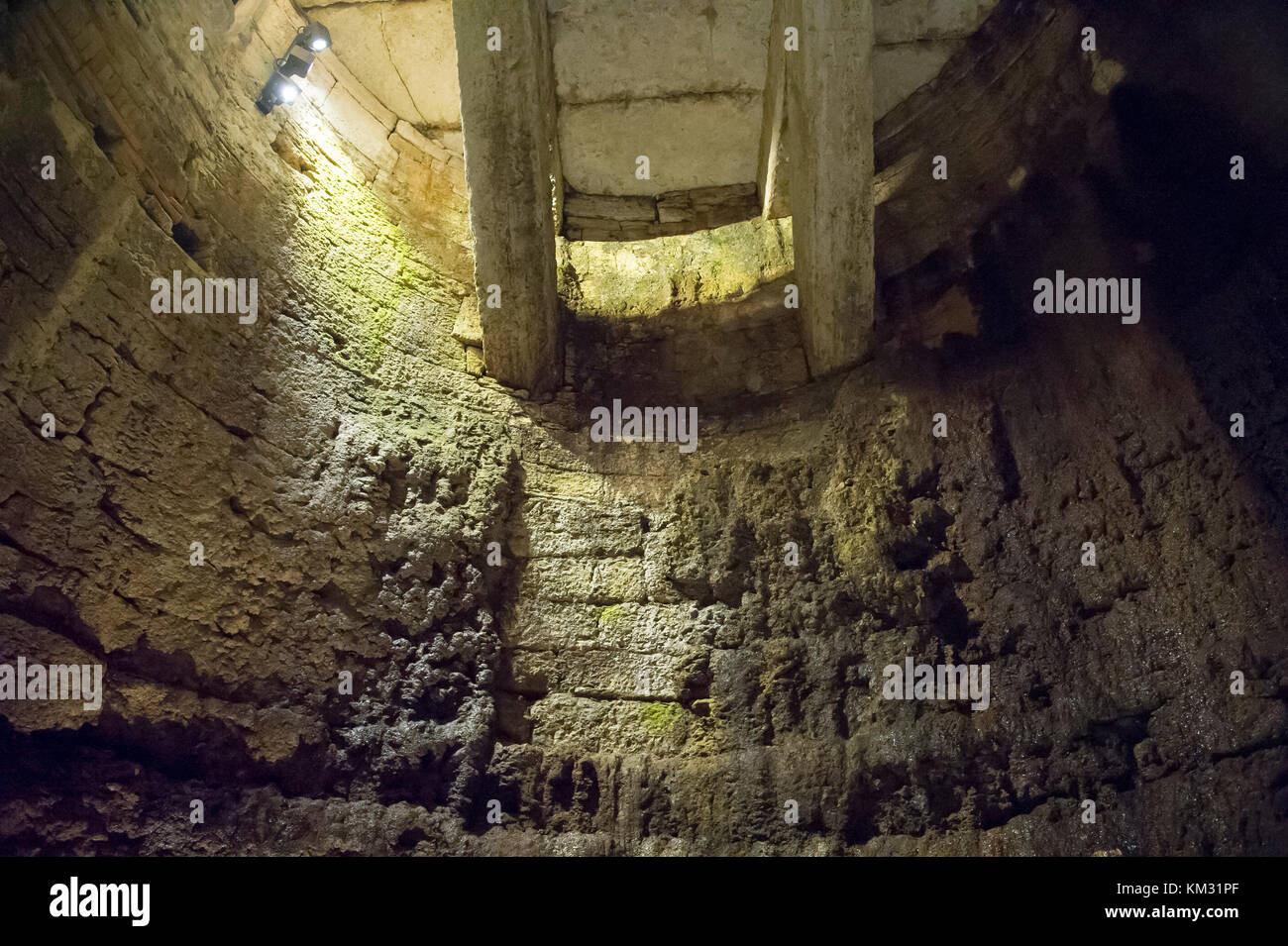 Pozzo Etrusco (Pozzo Etrusco) dal III secolo A.C. sotto Piazza Piccinino, antica città etrusca Perusia nel centro storico di Perugia, Umbria, Italia. 30 A Foto Stock