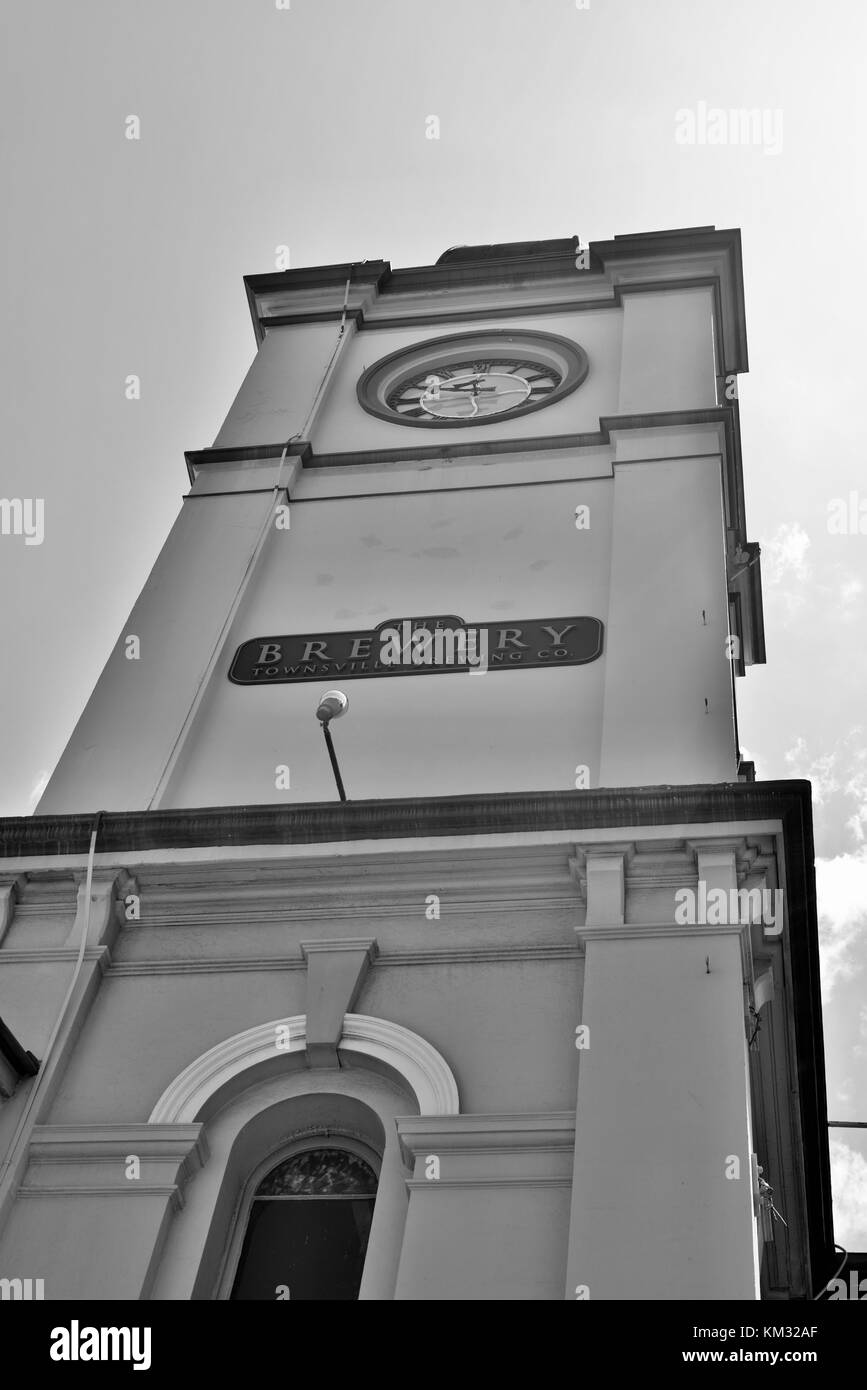 La birreria di clock tower in quello che era originariamente il townsville post office, Flinders St, Townsville, Queensland, Australia Foto Stock