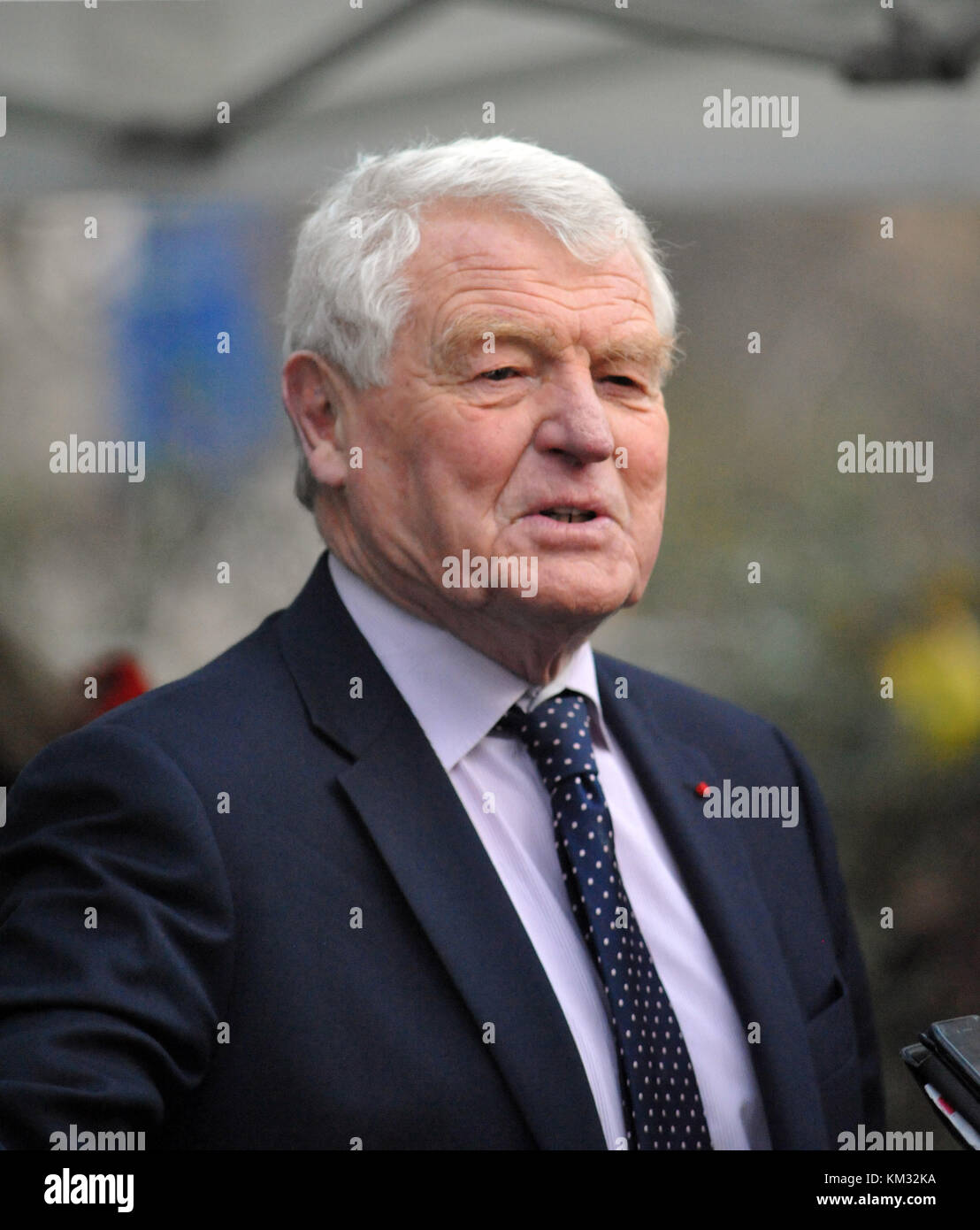 Londra, UK, 22/11/2017 Paddy Ashdown ex leader del partito europeo dei liberali democratici di colloqui per supporti su college green circa il bilancio. Foto Stock