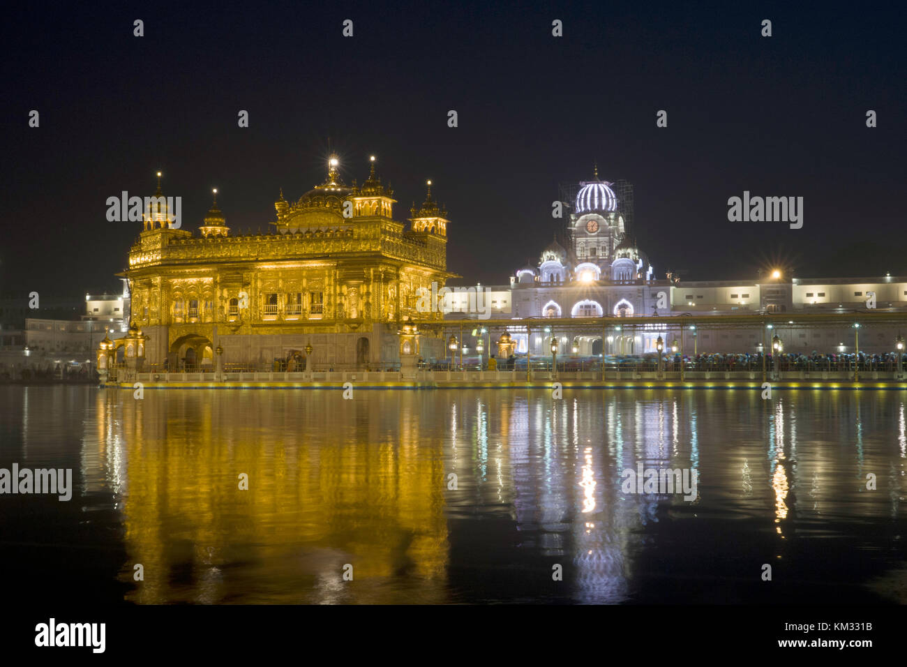 Vista notturna del tempio d'oro di amritsar punjab Foto Stock