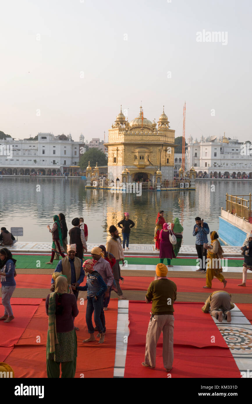 La religione sikh pellegrini al sacro tempio d'oro di Amritsar, India Foto Stock