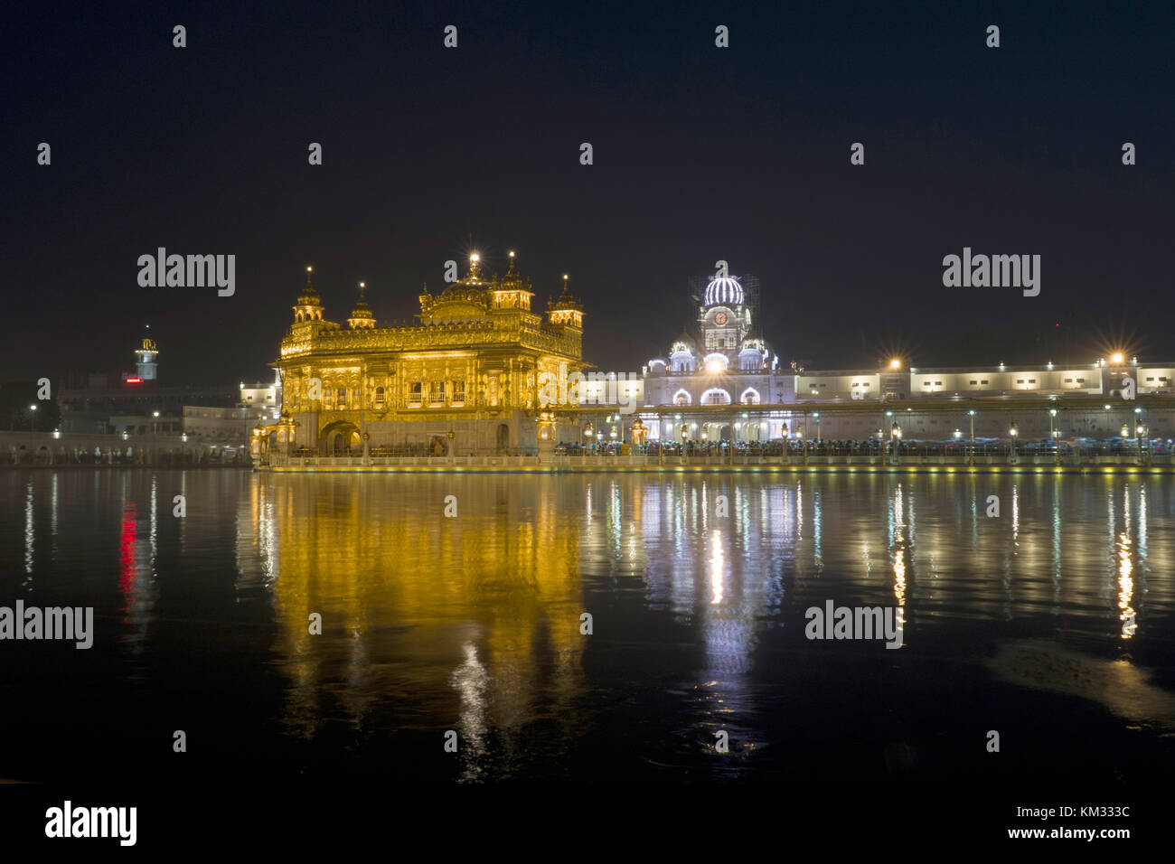 Vista notturna del tempio d'oro di amritsar punjab Foto Stock