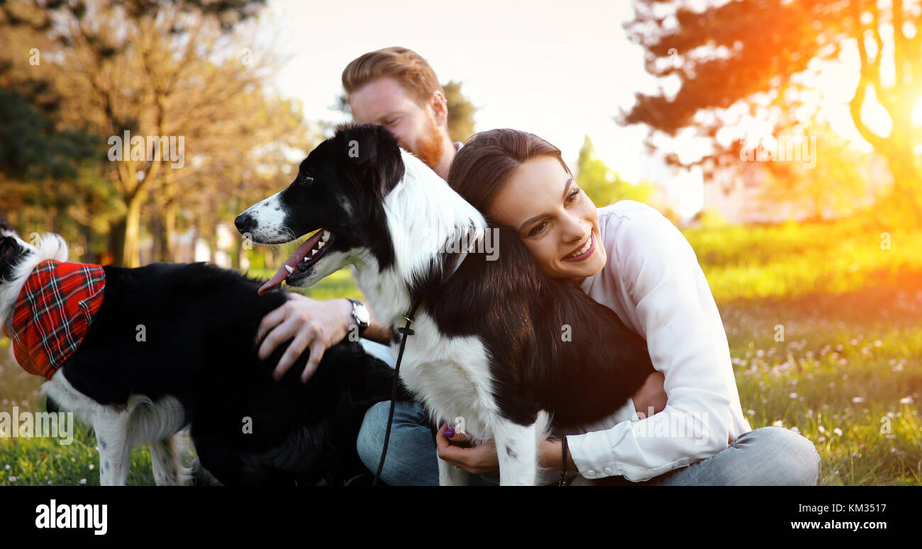 Bella donna e cane godendo il loro tempo nella natura Foto Stock