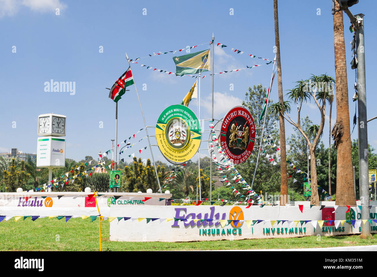 Indicazioni per commemorare l elezione del Presidente Uhuru Kenyatta su una rotatoria a Nairobi, in Kenya, Africa orientale Foto Stock