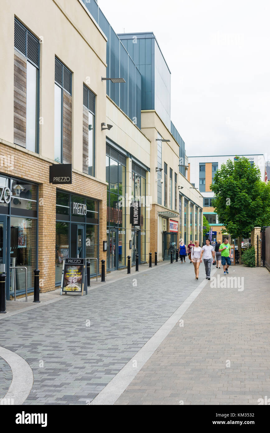 Gli amanti dello shopping a piedi attorno a Pioneer Square rigenerazione urbana, Bicester town, England, Regno Unito Foto Stock