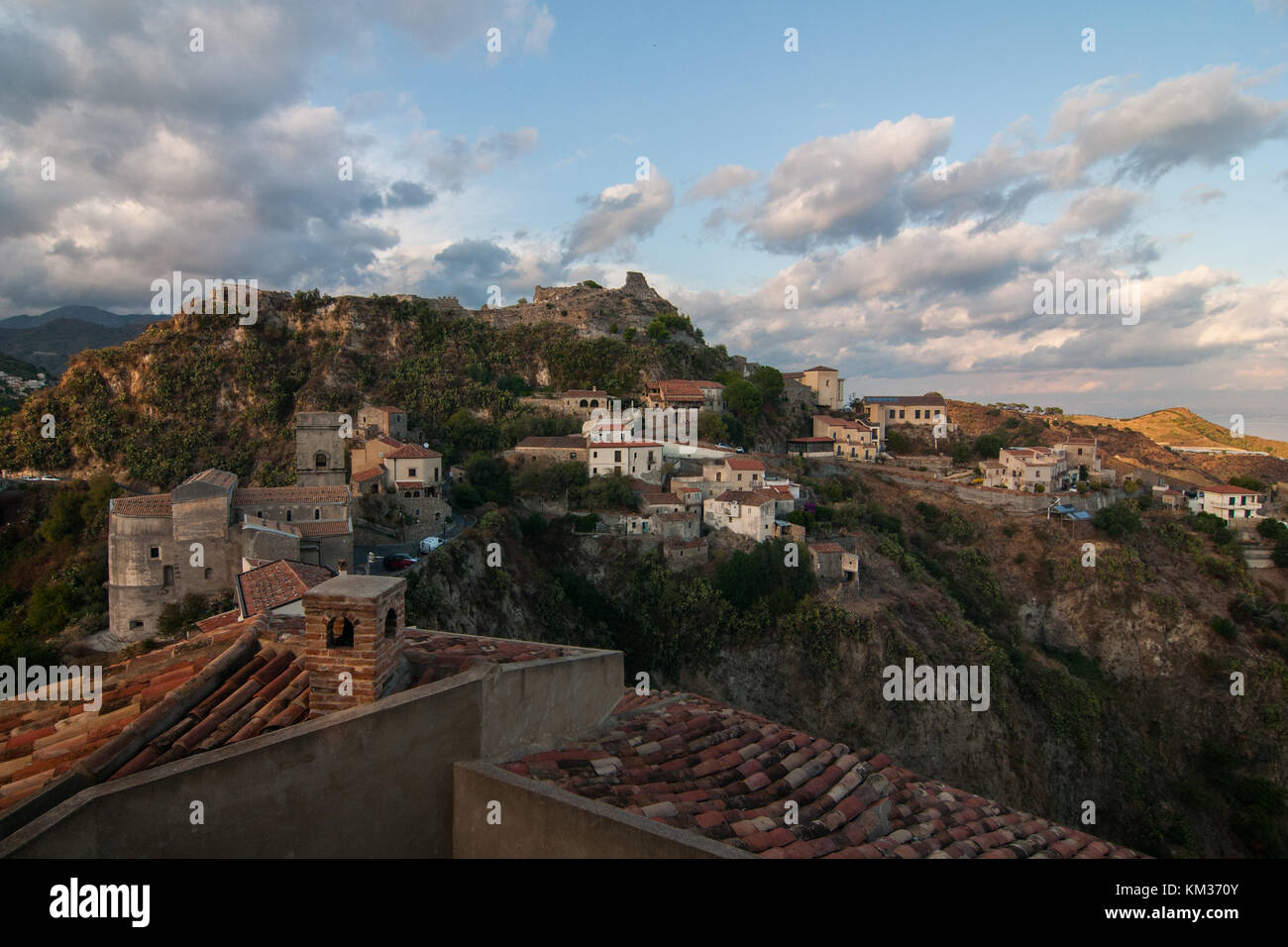 Una vista del villaggio di Savoca, Sicilia, Italia. La città è stata la posizione per le scene insieme a corleone di francis ford coppola il padrino. bar Foto Stock