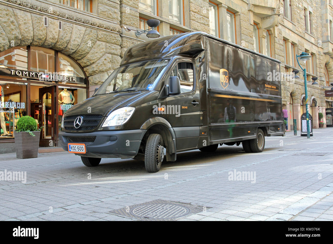 Helsinki, Finlandia - 20 maggio 2014: consegna ups carrello nel centro di helsinki. Il colore marrone che ups utilizza sui propri veicoli e uniformi è chiamato pullman Foto Stock