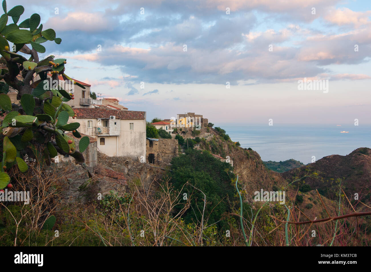 Una vista del villaggio di Savoca, Sicilia, Italia. La città è stata la posizione per le scene insieme a corleone di francis ford coppola il padrino. bar Foto Stock