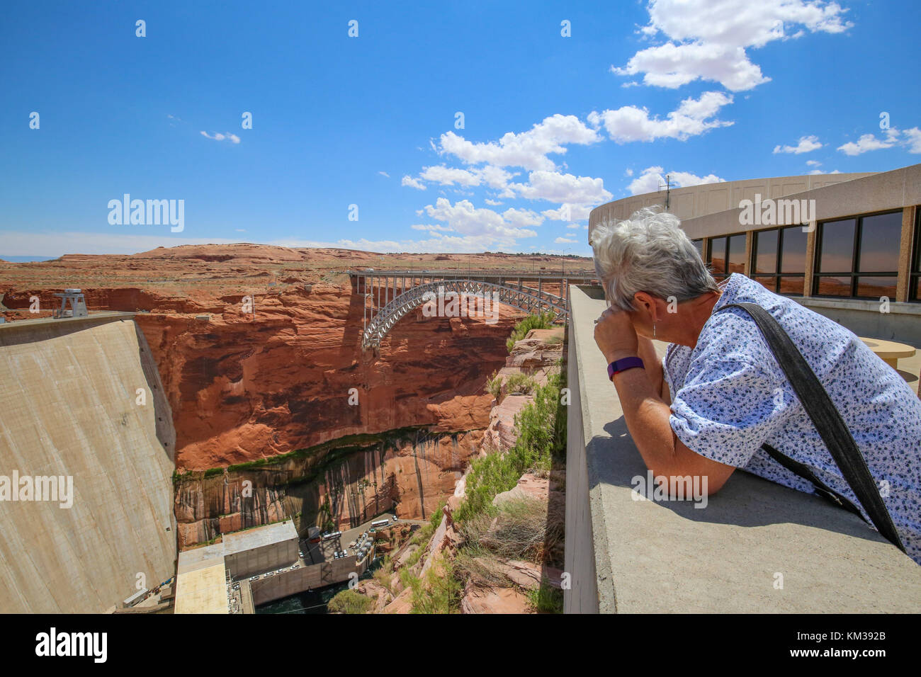 Donna visita la diga di Glen Canyon da Aloft al Centro visitatori di Carl Hayden Foto Stock