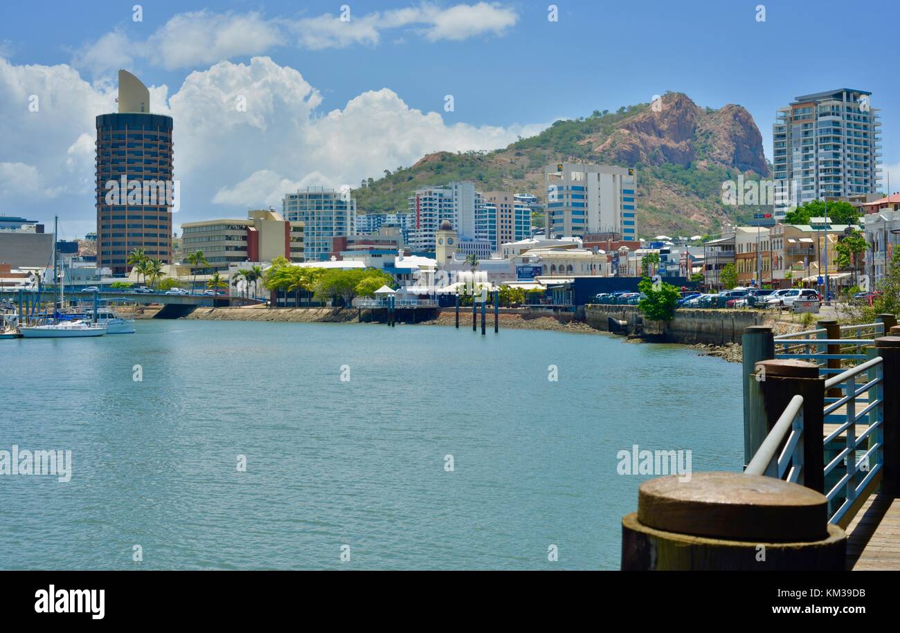 Città di Townsville presa dall'esterno del Museum of Tropical Queensland, Townsville, Queensland, Australia Foto Stock