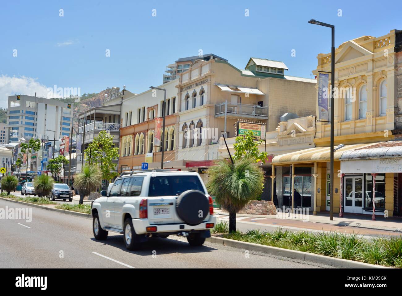 Turistico principale di striscia di Flinders St, in gran parte abbandonato durante il calore di mezzogiorno, Townsville, Queensland, Australia Foto Stock