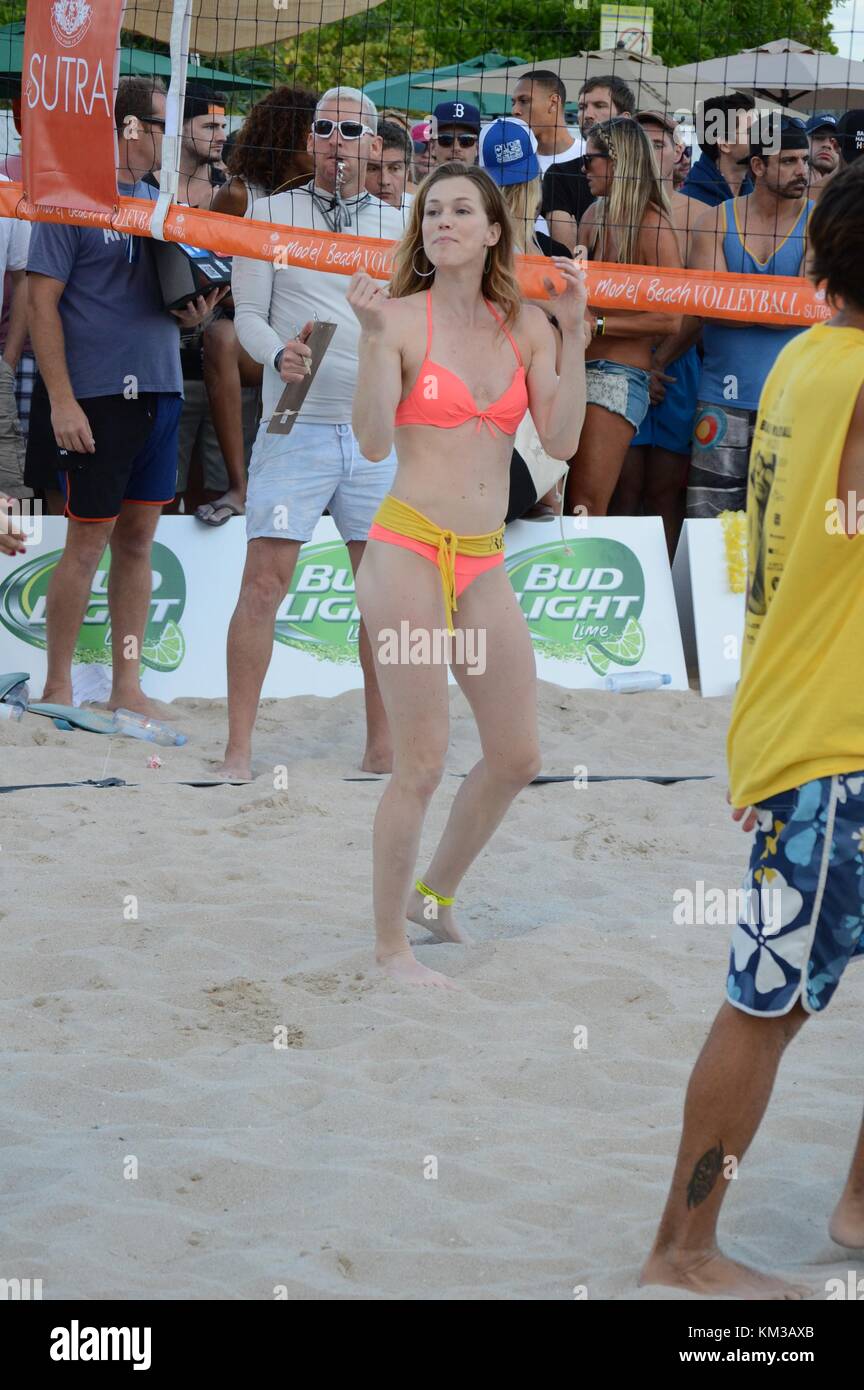 MIAMI BEACH, FL - febbraio 08: Sports Illustrated model Nina Agdal ha trascorso la giornata facendo fuori con il mio ragazzo Heidenry Reid e la visione di beach volley su 8 Febbraio 2015 a Miami Beach, in Florida. Persone: Nina Agdal, Heidenry Reid Foto Stock
