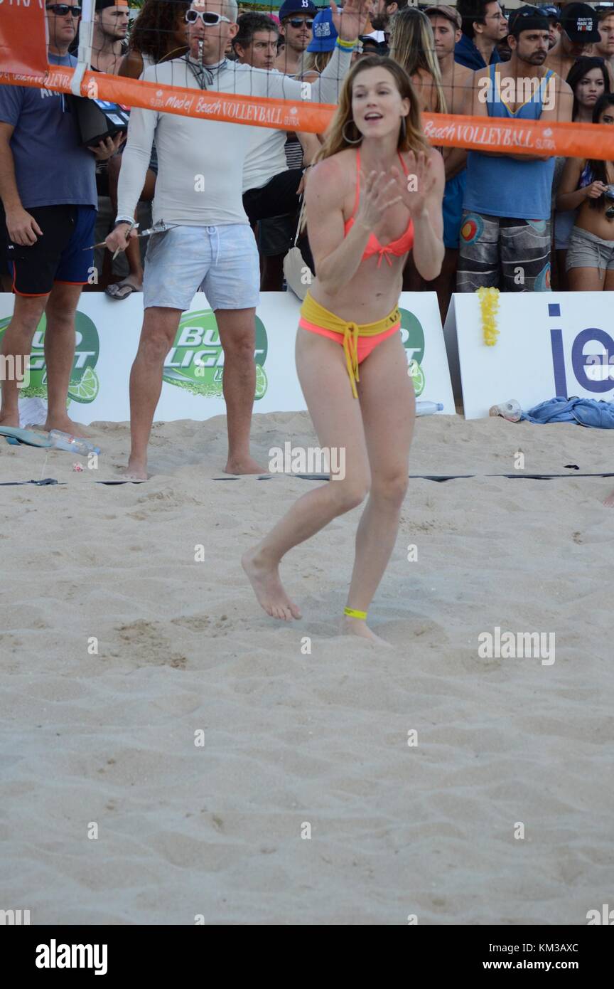 MIAMI BEACH, FL - febbraio 08: Sports Illustrated model Nina Agdal ha trascorso la giornata facendo fuori con il mio ragazzo Heidenry Reid e la visione di beach volley su 8 Febbraio 2015 a Miami Beach, in Florida. Persone: Nina Agdal, Heidenry Reid Foto Stock
