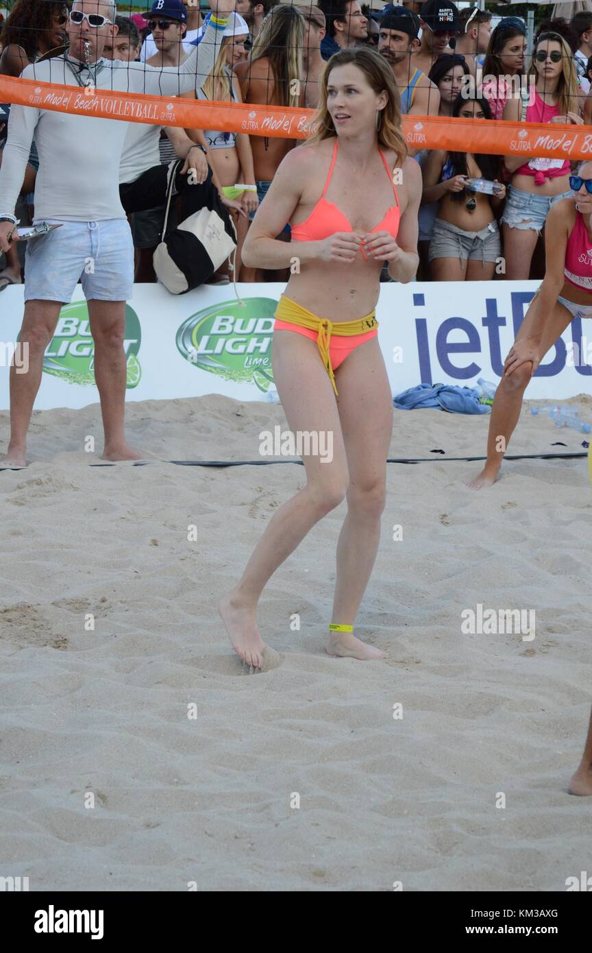 MIAMI BEACH, FL - febbraio 08: Sports Illustrated model Nina Agdal ha trascorso la giornata facendo fuori con il mio ragazzo Heidenry Reid e la visione di beach volley su 8 Febbraio 2015 a Miami Beach, in Florida. Persone: Nina Agdal, Heidenry Reid Foto Stock