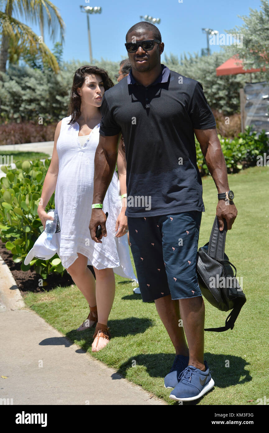 MIAMI BEACH, FL - 19 giugno: NFL grande Reggie Bush e la sua moglie incinta Breseis Bush partecipare alla undicesima edizione del Celebrity Golf Tournament durante l undicesima edizione Irie Weekend su Giugno 19, 2015 a Miami Beach, Florida Persone: Reggie Bush, Breseis Bush Foto Stock