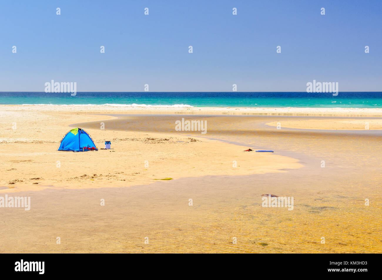 Spiaggia tenda alla bocca della piccola spiaggia creek nella catena delle lagune sulla costa est della Tasmania, Australia Foto Stock