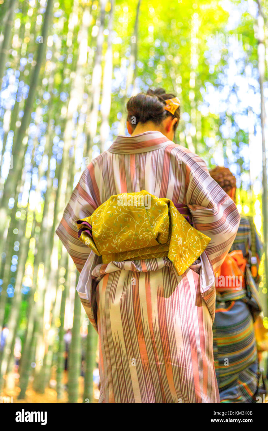 Donna kimono nel boschetto di bambù Foto Stock