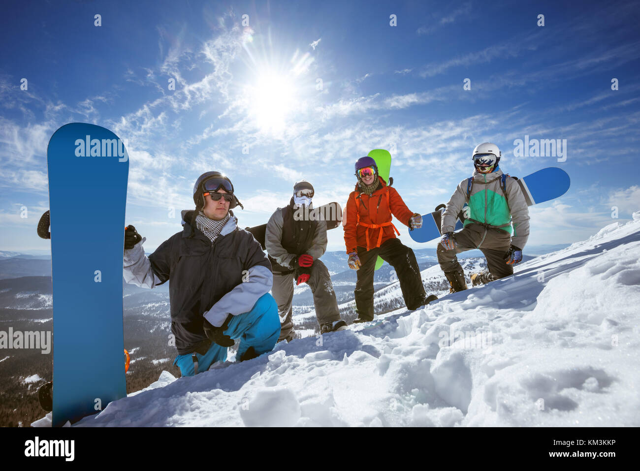Quattro gli snowboarder in pista da sci Foto Stock