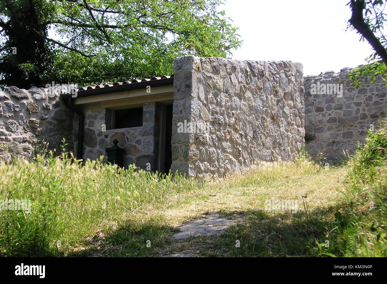 Bagno rustico sulla collina Foto Stock