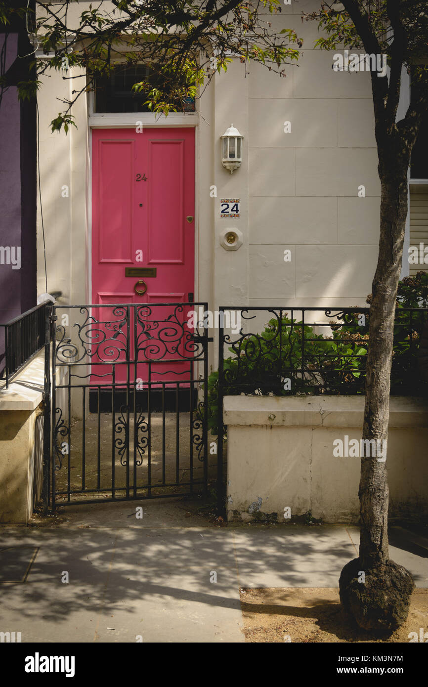 Porta rosa di una casa Vittoriana di Londra (UK). Luglio 2017. Formato verticale. Foto Stock