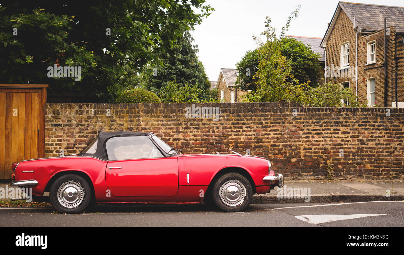 Un classico rosso Triumph Spitfire parcheggiato su una strada di Londra (UK). Luglio 2017. Formato orizzontale. Foto Stock