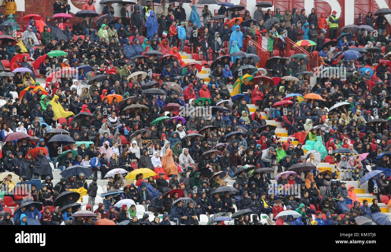 Vicenza, Italia - 13 ottobre 2015: LA UEFA sotto-21 campionato turno di qualificazione, la partita di calcio tra Italia e Repubblica di Irlanda. spettatori in th Foto Stock