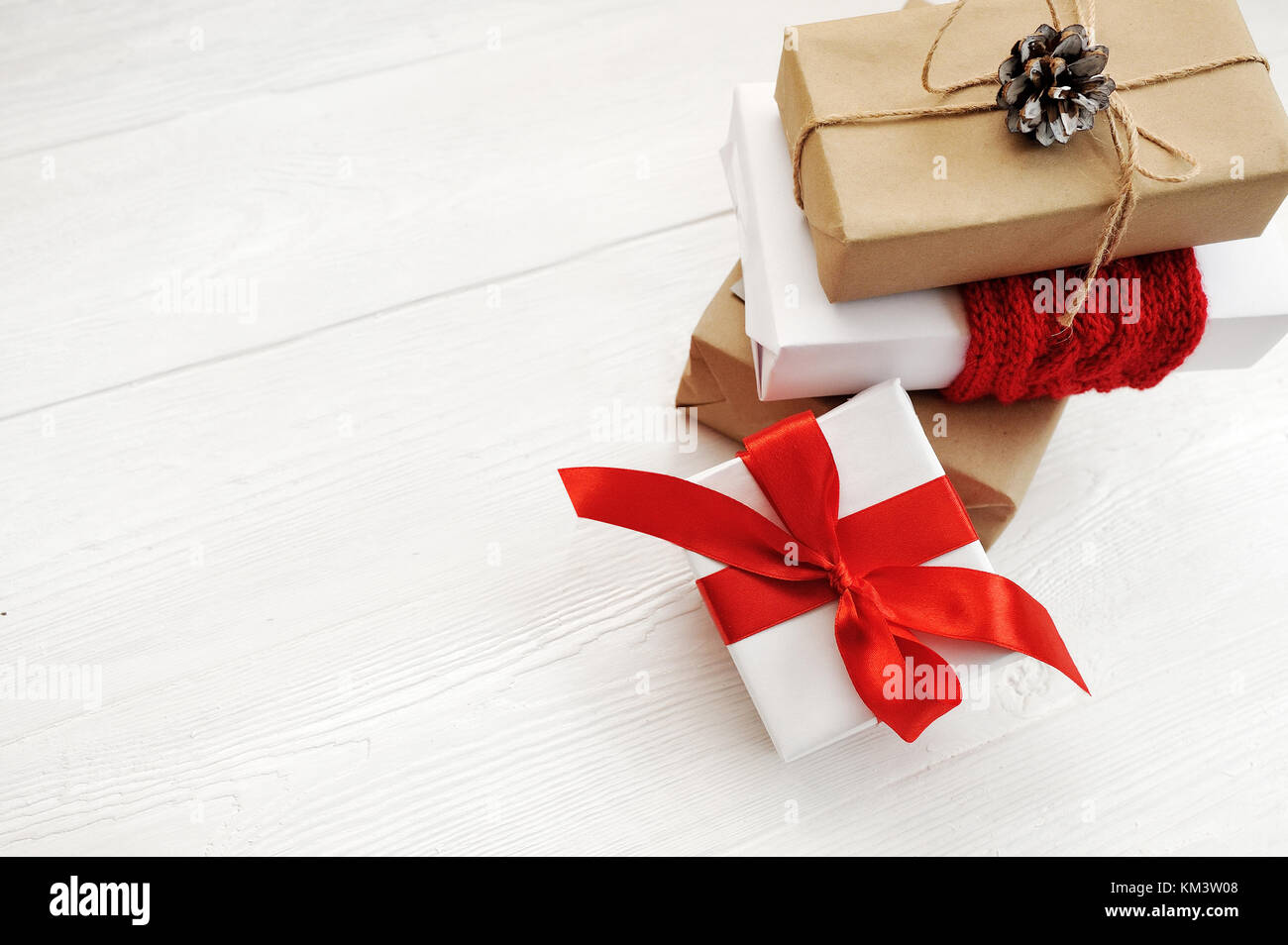 Mockup regalo di Natale scatola su sfondo di legno con i fiocchi di neve, biglietto di auguri buon Natale e felice anno nuovo Foto Stock