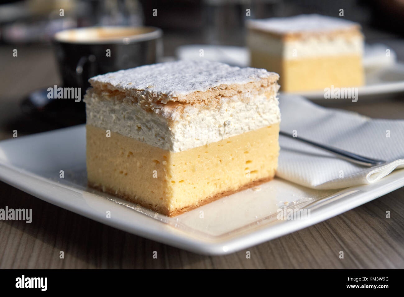 L'originale crema Bled torta (cremeschnitte) sulla piastra bianca Foto Stock