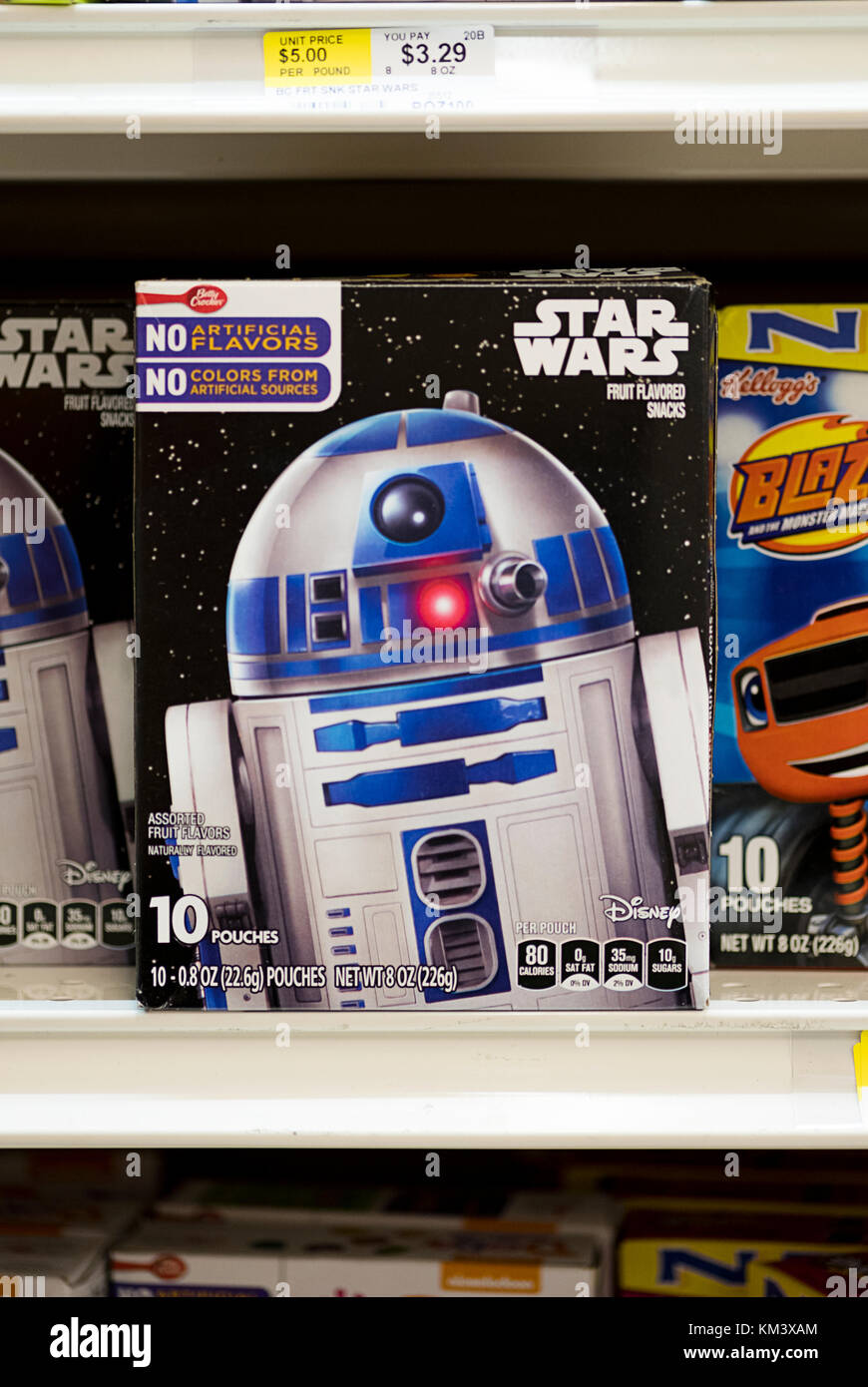 Star Wars aromatizzate alla frutta snack o in vendita presso il bazar del cibo al supermercato in città di Long Island che si specializza in invii internazionali Foto Stock
