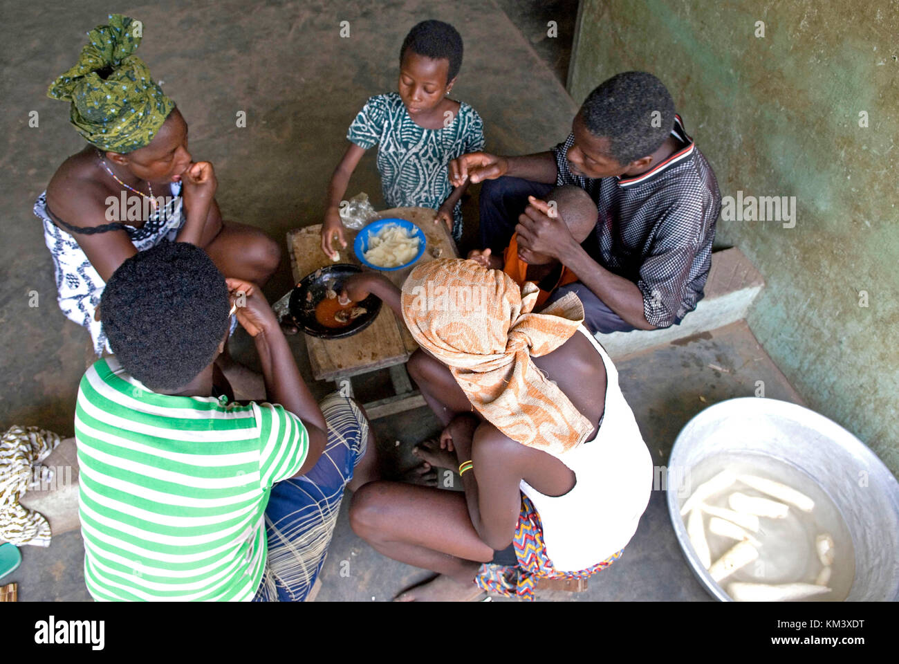 Una povera famiglia condivide un pasto in Ghana. vita quotidiana nel villaggio fievie, sud tongu district, volta regione, Ghana, Africa occidentale, Africa © Credito marco v Foto Stock